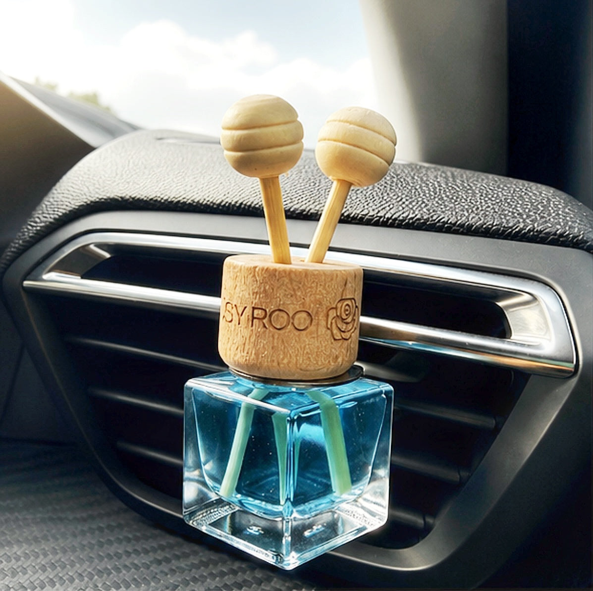 Rosy roo ocean breeze car diffuser with clipping into car vent.